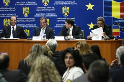 La Bucureşti, Maroni şi David s-au declarat optimişti privind rezolvarea cât mai rapidă şi avantajoasă a problemei romilor din Italia
