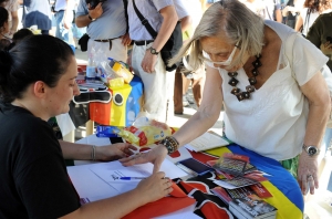 PROTEST. Intelectualii şi oamenii de cultură italieni adunaţi într-o piaţă din Roma şi-au lăsat benevol amprentele