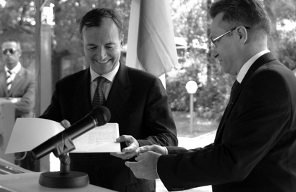Cristian Diaconescu (jobbra) diplomáciai
 memorabiliával lepte meg Franco Frattini olasz külügyminisztert