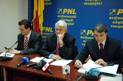 Adrian Cioroianu külügyminiszter (jobbra) mellett továbbra is kiállnak liberális párttársai