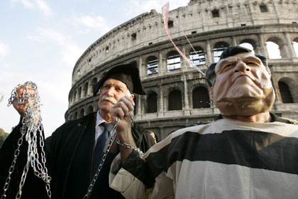 Tüntető Romano Prodit ábrázoló bábuval a Colosseumnál