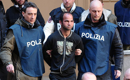 Az 
áldozatok személyleírást adtak támadóikról, ez alapján azonosították 
Karol Raczot (középen)