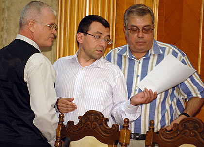 Mihai Voicu bizottsági elnök (középen) tehetetlen volt